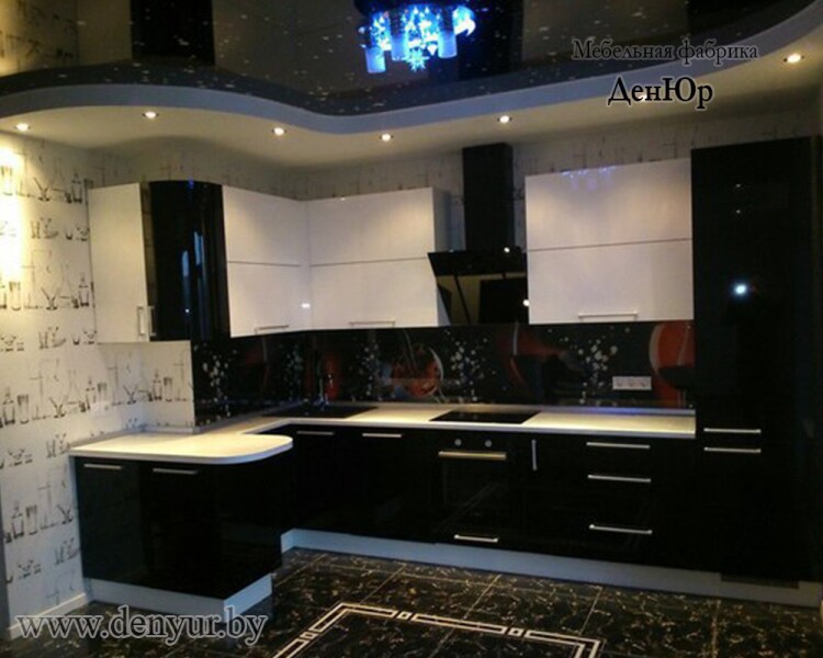 Черно-белая глянцевая кухня с фотоскиналью