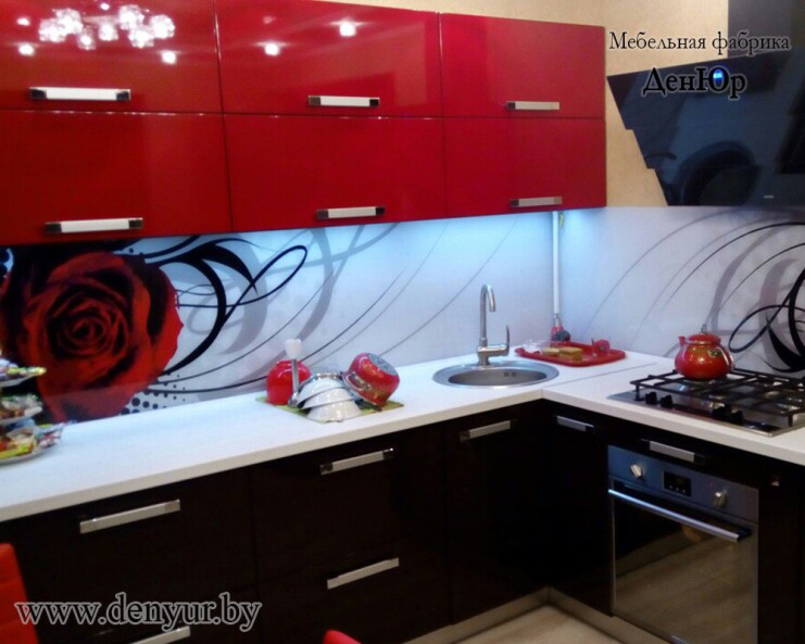 Красно-черная глянцевая кухня с фотоскиналью