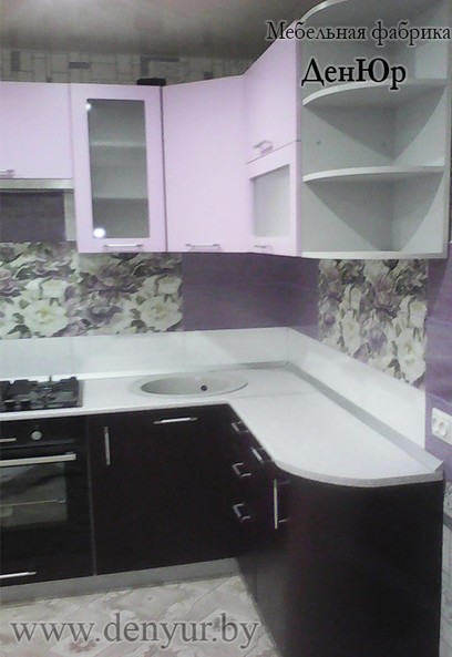Розово-черная угловая кухня
