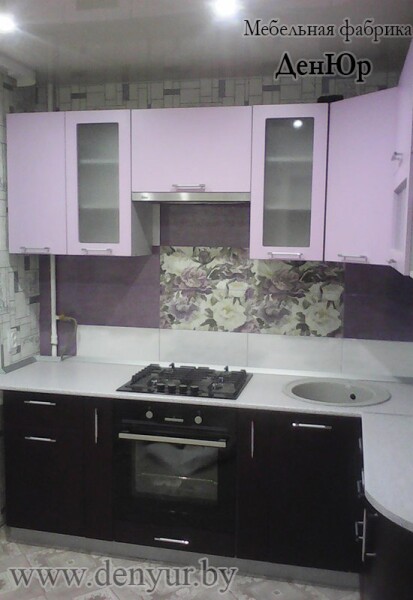 Розово-черная угловая кухня