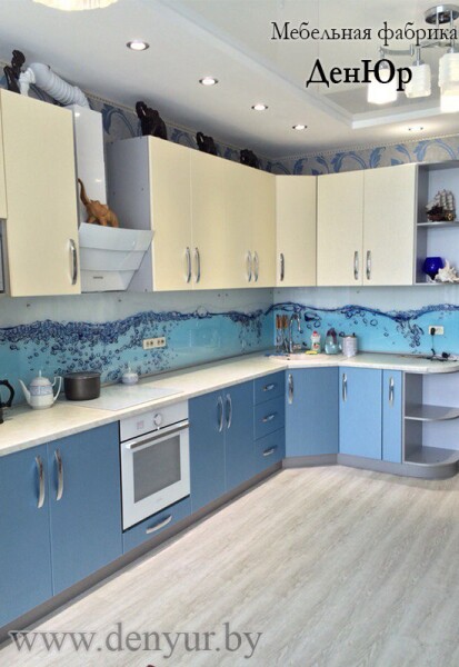 Бежево-голубая угловая кухня