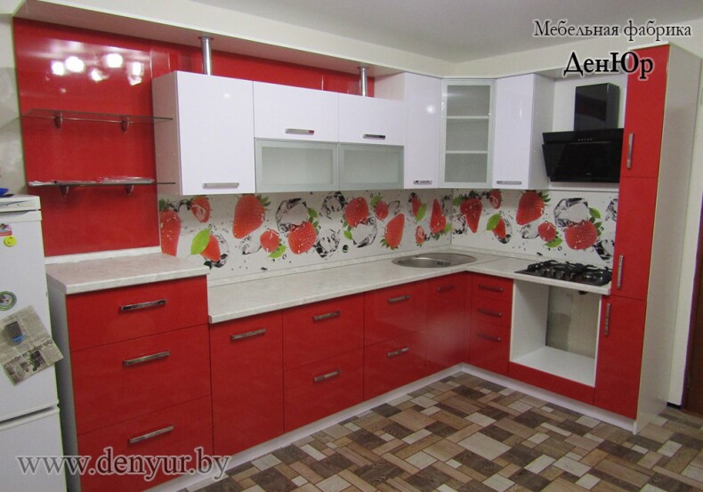Бело-красная угловая кухня с козырьком и полочками
