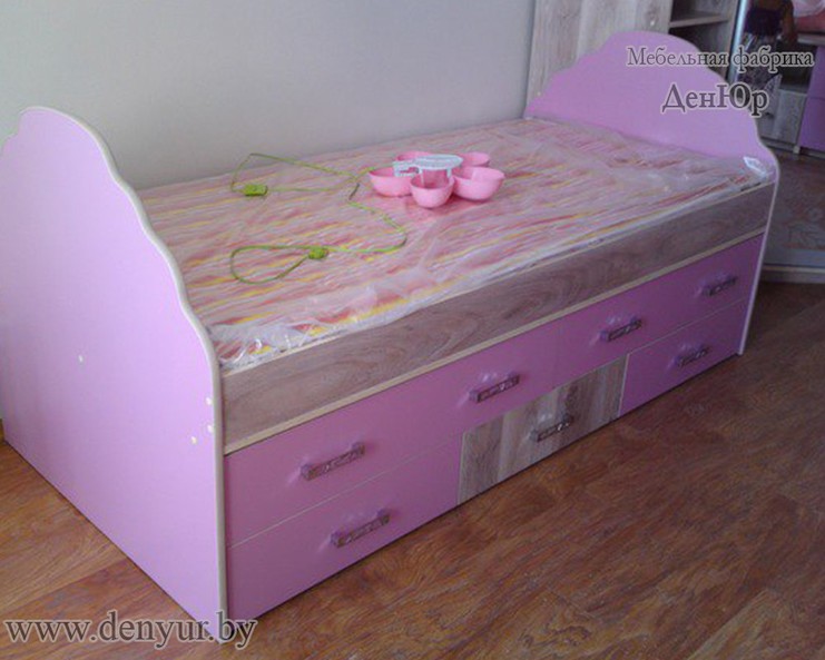 Шкаф и кровать в детскую для девочки