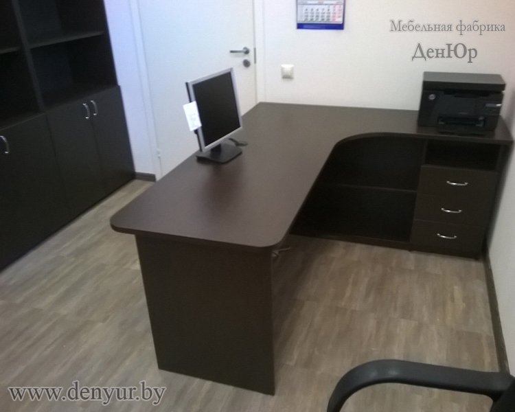 Угловой стол в офис