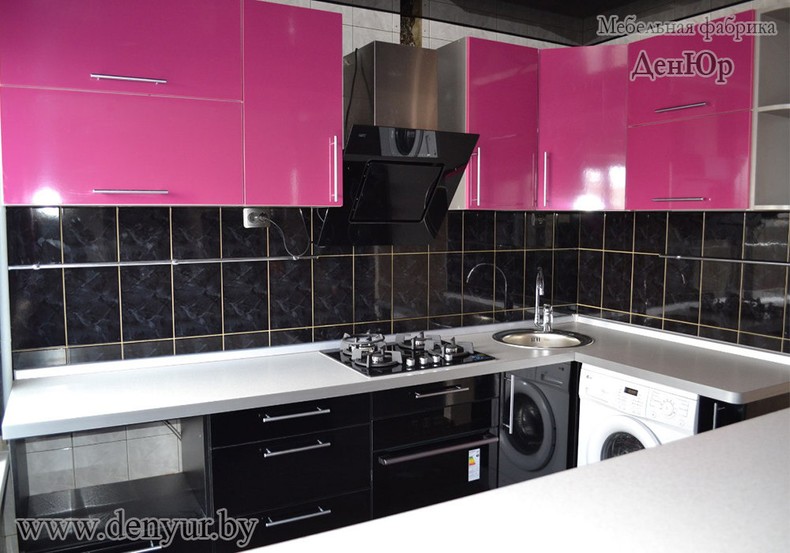 Черно-розовая угловая кухня с барной стойкой