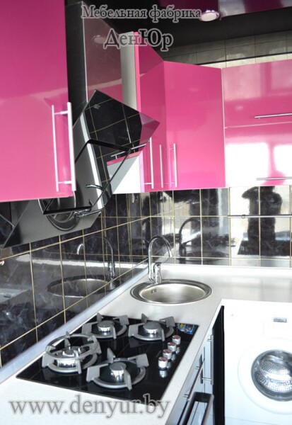 Черно-розовая угловая кухня с барной стойкой