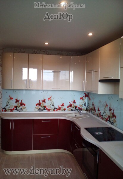 ​Бежево-бордовая угловая кухня из пластика с радиусными фасадами