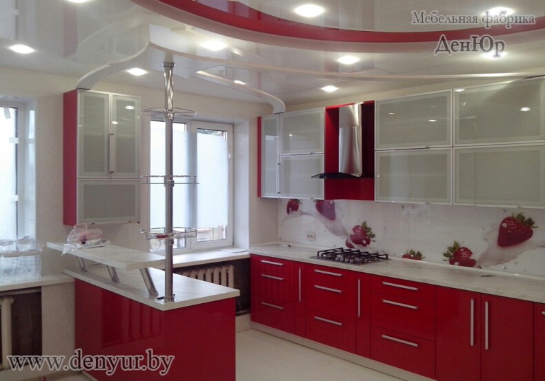 Красная кухня с барным островом