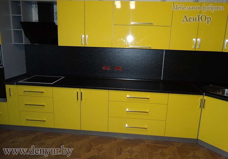 Угловая жёлтая кухня в черном корпусе