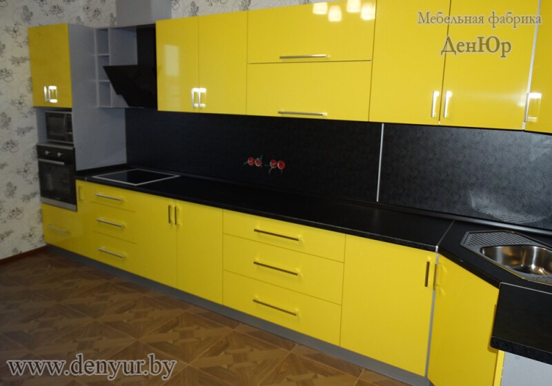 Угловая жёлтая кухня в черном корпусе