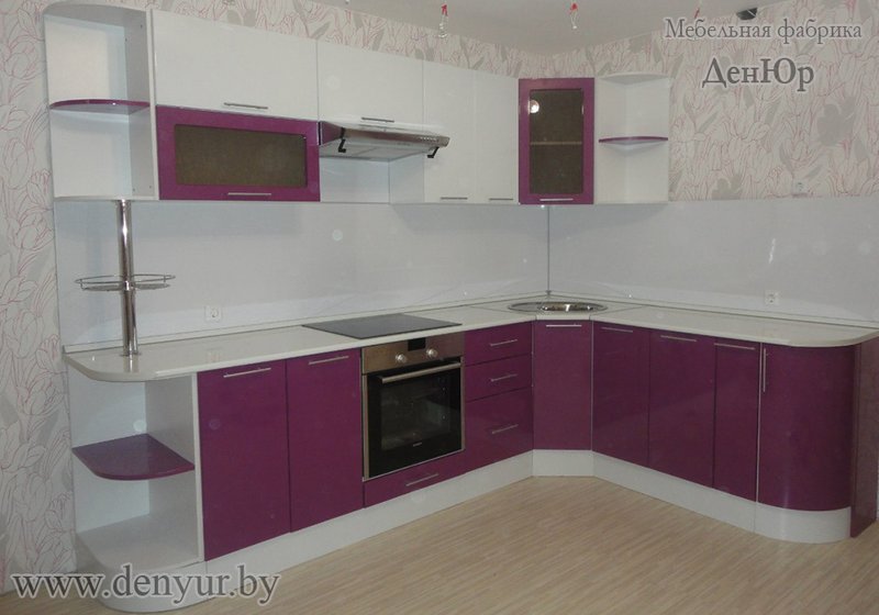 Угловая бело-фиолетовая кухня