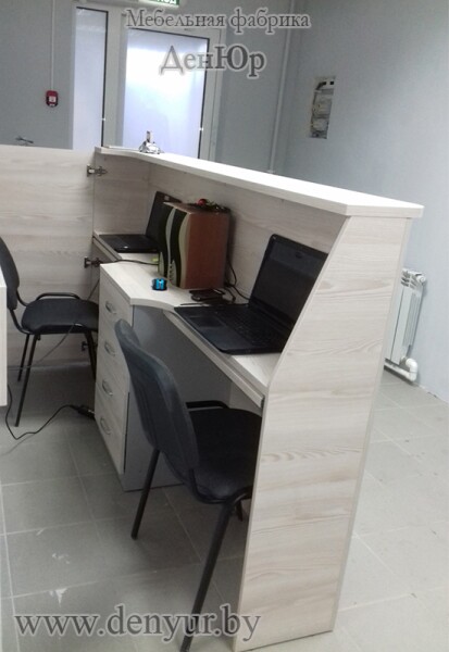 Комплект мебели в офис в серо-древесных тонах