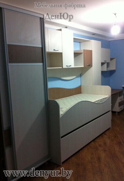 Комплект светлой мебели в детскую