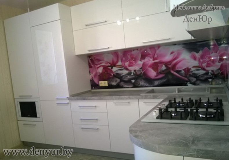 Угловая кухня из белого пластика с фотоскиналью "Орхидеи"
