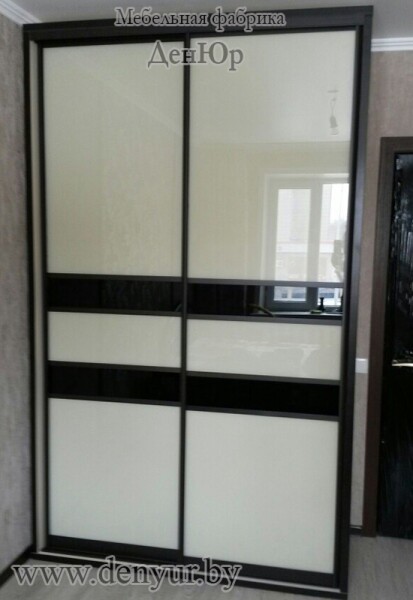 Встроенный  шкаф-купе с дверями из белого стекла Лакобель с черными вставками