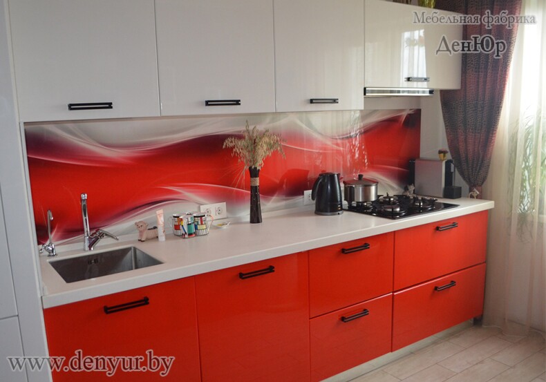Прямая кухня из белого и красного пластика с итальянскими ручками и фотоскиналью
