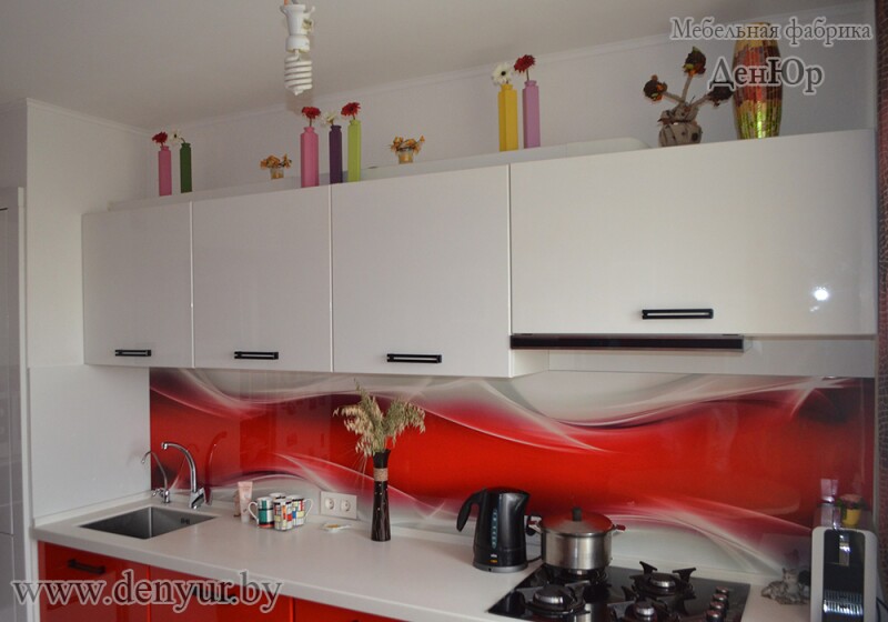 Прямая кухня из белого и красного пластика с итальянскими ручками и фотоскиналью