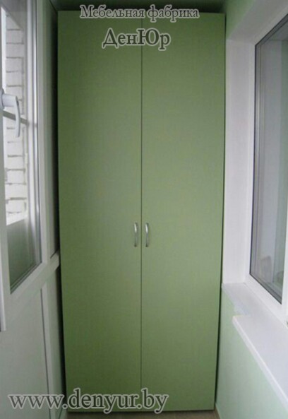 Яркий зеленый распашной шкаф на балкон
