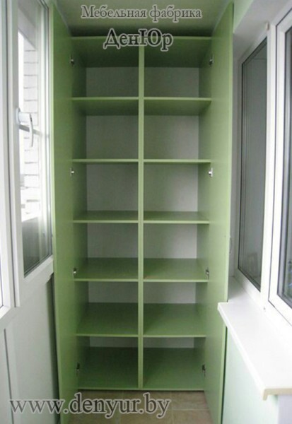 Яркий зеленый распашной шкаф на балкон