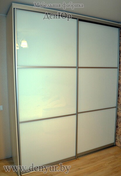 Встроенный шкаф-купе 2 метра с белым стеклом в серебристом профиле