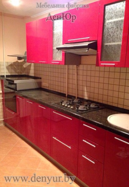 Яркая прямая красная кухня 3 метра со вставками стекла в верхних фасадах