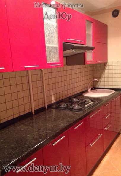 Яркая прямая красная кухня 3 метра со вставками стекла в верхних фасадах