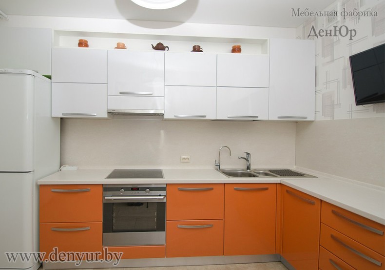 Бело-оранжевая кухня из пластика 3 х 2 м