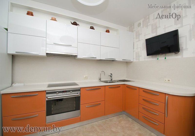 Бело-оранжевая кухня из пластика 3 х 2 м
