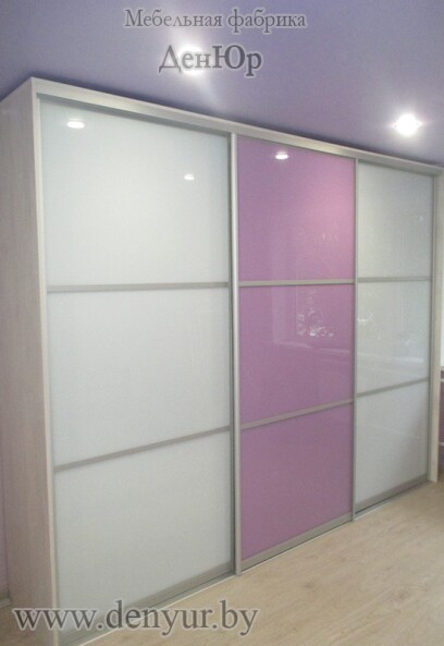 Встроенный трехстворчатый бело-розовый шкаф-купе с дверями из стекла Лакобель