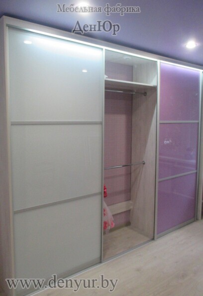 Встроенный трехстворчатый бело-розовый шкаф-купе с дверями из стекла Лакобель