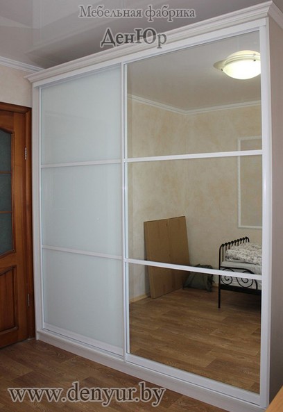 Белый корпусный двухстворчатый шкаф-купе со створками из зеркала и стекла Лакобель