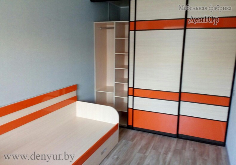 Яркий оранжевый комплект мебели в детскую с гардеробной