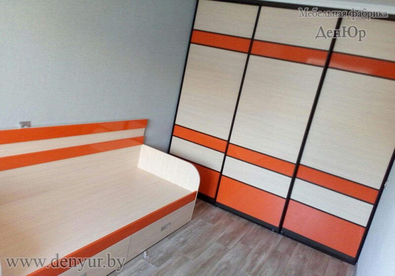 Яркий оранжевый комплект мебели в детскую с гардеробной