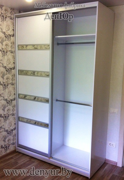 Белый копрусный шкаф-купе с 2 створками с горизонтальными вставками из зеркала
