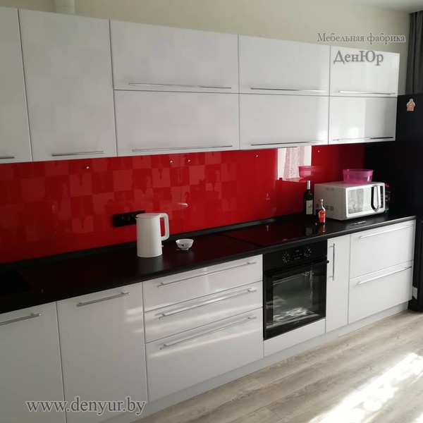 Линейная белая кухня с черной столешницей и красной фотоскиналью