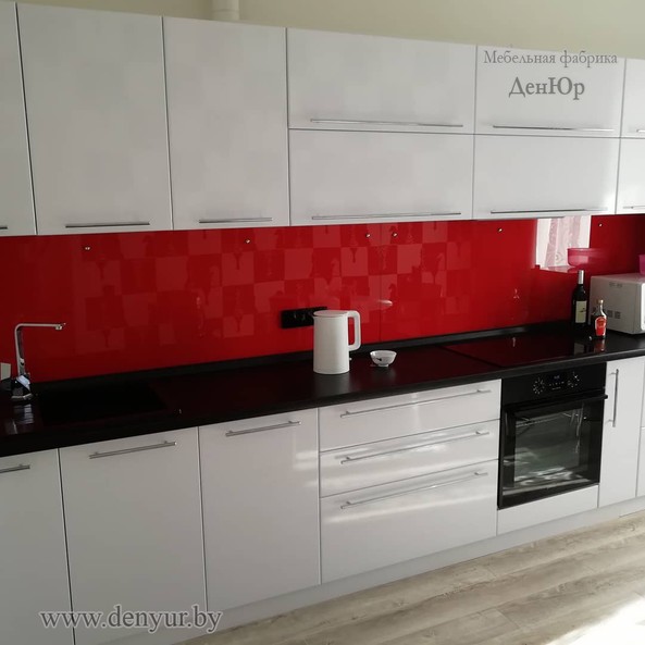 Линейная белая кухня с черной столешницей и красной фотоскиналью
