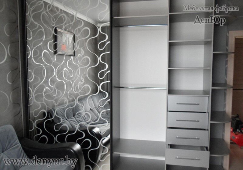 Корпусный серый шкаф-купе 2,3 метра с пескоструйным рисунком на зеркалах