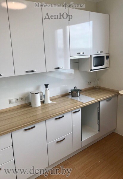 Белая угловая кухня с крашеными фасадами