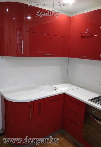 Яркая красная угловая кухня с радиусными фасадами