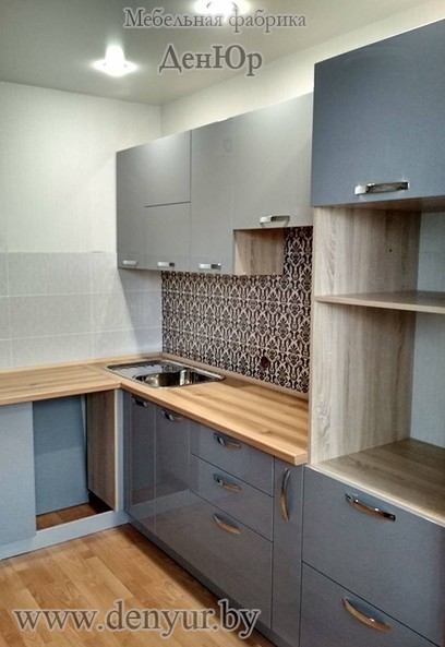 Угловая серо-голубая кухня в древесном корпусе и столешницей с имитацией древесной текстуры