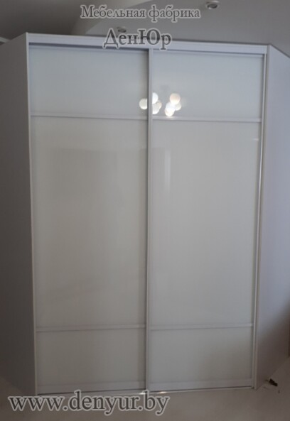 Угловой шкаф-купе со створками из белого стекла Лакобель и профиля Алютех