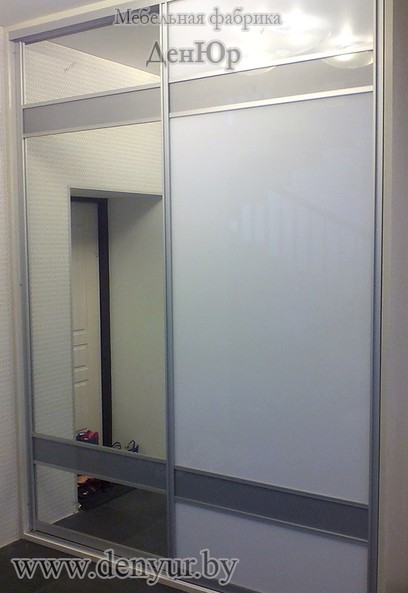 Корпусный шкаф-купе с зеркалом и стеклом Лакобель