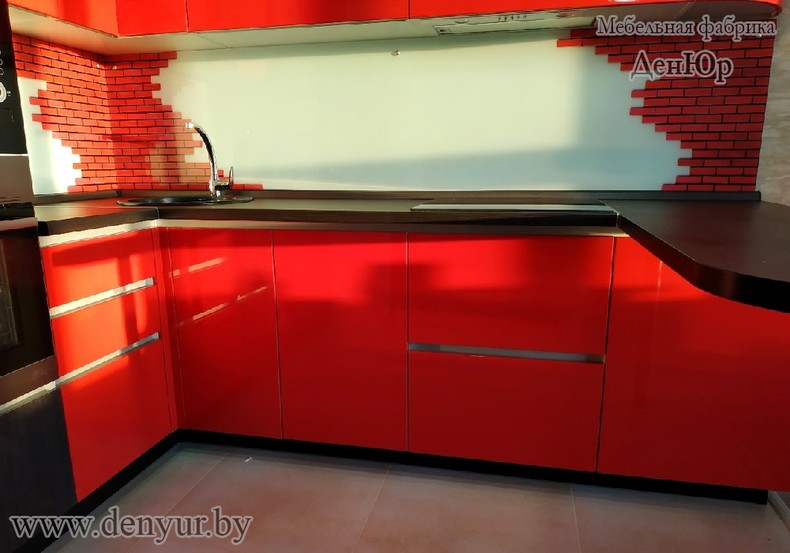 Угловая красно-древесная кухня из крашеного МДФ и ЛДСП