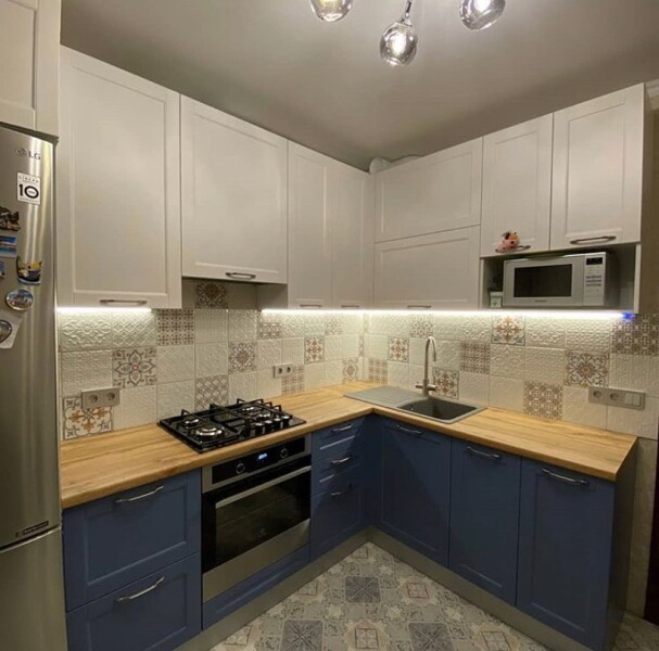 Бело-синяя угловая кухня с рамочными фасадами