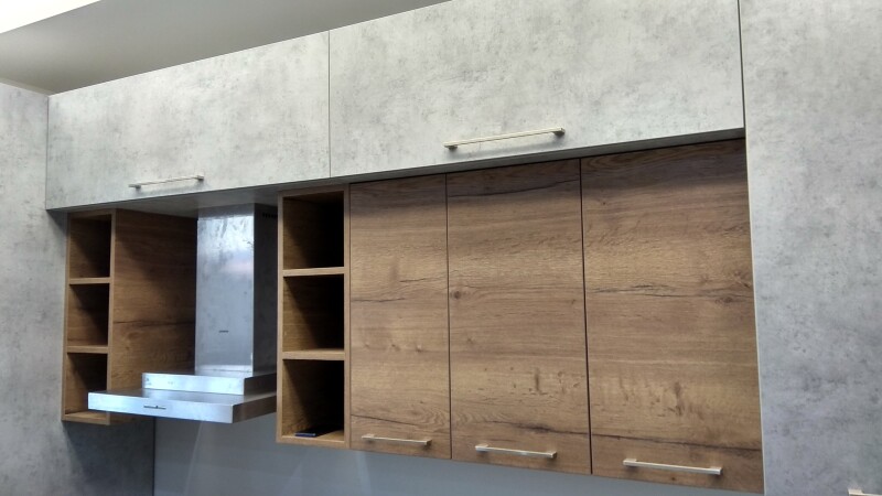 Угловая кухня из ЛДСП с древесной и бетонной текстурами