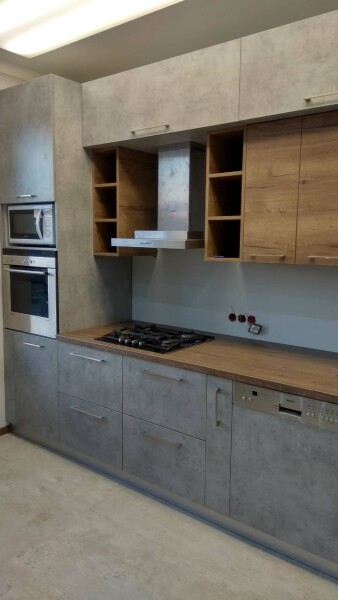 Угловая кухня из ЛДСП с древесной и бетонной текстурами